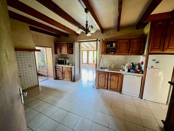 Belle opportunité dans la campagne de Villeneuve sur Lot : fermette à rénover d'environ 72m2 avec dépendances (grange attenante, séchoir à tabac et atelier) avec un terrain de 4,8 hectares ! Vous cherchez un grand terrain en campagne, proche des commodité , Villeneuve sur lot