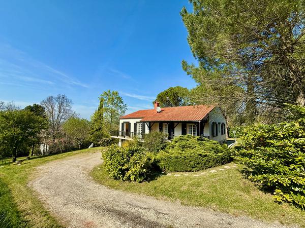 Pujols Maison avec jardin et vue dominante de 142m2 sur un terrain de 3300m2. Située dans un environnement privilégié, à proximité immédiate de toutes les commodités, cette maison de construction traditionnelle offre un cadre de vie agréable avec une vu , Pujols