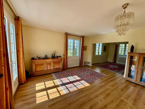 Pujols Maison avec jardin et vue dominante de 142m2 sur un terrain de 3300m2. Située dans un environnement privilégié, à proximité immédiate de toutes les commodités, cette maison de construction traditionnelle offre un cadre de vie agréable avec une vu , Pujols