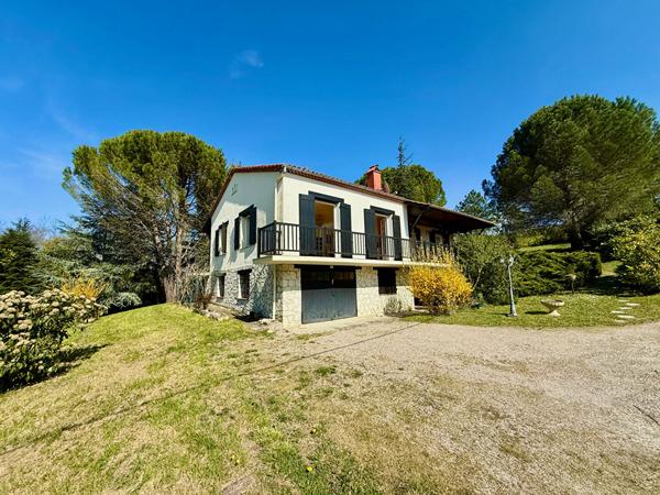 Pujols Maison avec jardin et vue dominante de 142m2 sur un terrain de 3300m2. Située dans un environnement privilégié, à proximité immédiate de toutes les commodités, cette maison de construction traditionnelle offre un cadre de vie agréable avec une vu , Pujols