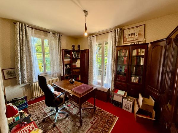 Pujols Maison avec jardin et vue dominante de 142m2 sur un terrain de 3300m2. Située dans un environnement privilégié, à proximité immédiate de toutes les commodités, cette maison de construction traditionnelle offre un cadre de vie agréable avec une vu , Pujols