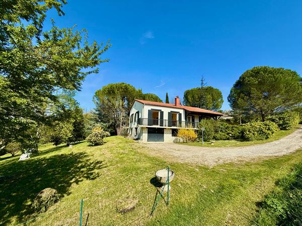 Pujols Maison avec jardin et vue dominante de 142m2 sur un terrain de 3300m2. Située dans un environnement privilégié, à proximité immédiate de toutes les commodités, cette maison de construction traditionnelle offre un cadre de vie agréable avec une vu , Pujols