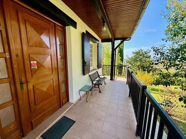 Pujols Maison avec jardin et vue dominante de 142m2 sur un terrain de 3300m2. Située dans un environnement privilégié, à proximité immédiate de toutes les commodités, cette maison de construction traditionnelle offre un cadre de vie agréable avec une vu , Pujols