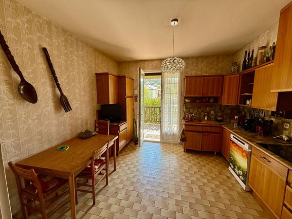 Pujols Maison avec jardin et vue dominante de 142m2 sur un terrain de 3300m2. Située dans un environnement privilégié, à proximité immédiate de toutes les commodités, cette maison de construction traditionnelle offre un cadre de vie agréable avec une vu , Pujols