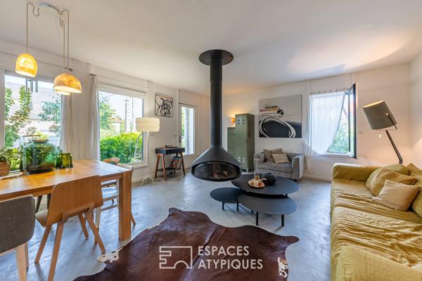 Maison d’architecte rénovée avec piscine et jardin.