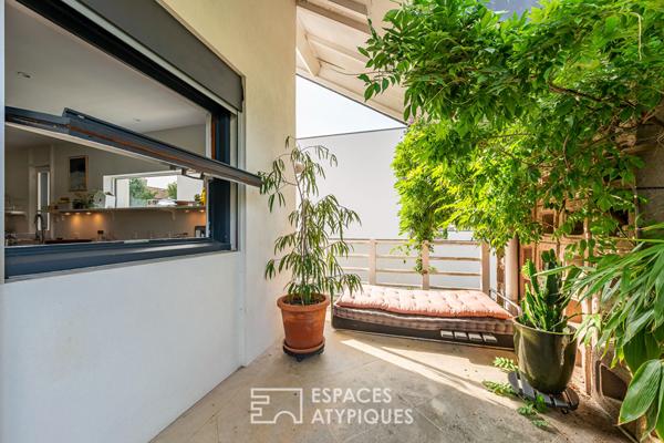 Maison d’architecte rénovée avec piscine et jardin.