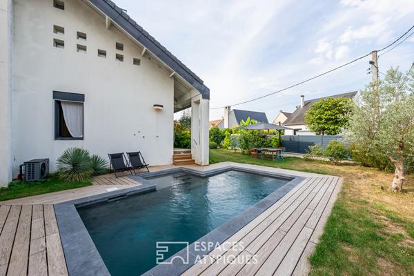 Maison d’architecte rénovée avec piscine et jardin.