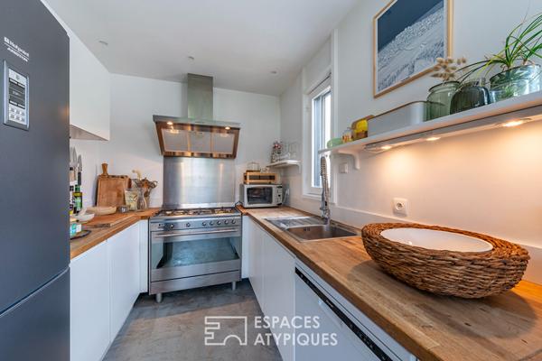 Maison d’architecte rénovée avec piscine et jardin.