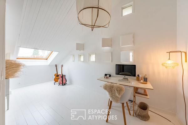 Maison d’architecte rénovée avec piscine et jardin.