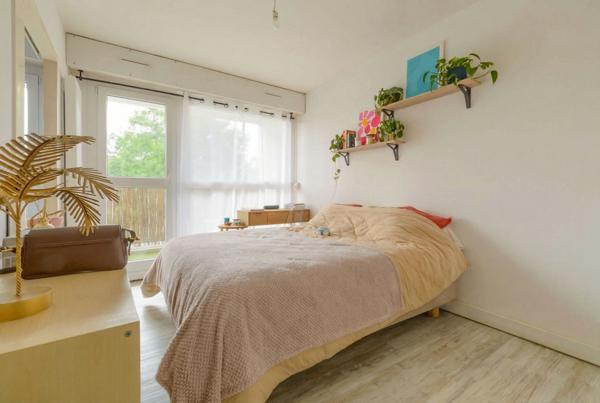 Appartement T2 rénové avec balcon, parking et cave - Caudéran