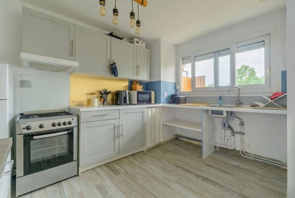 Appartement T2 rénové avec balcon, parking et cave - Caudéran