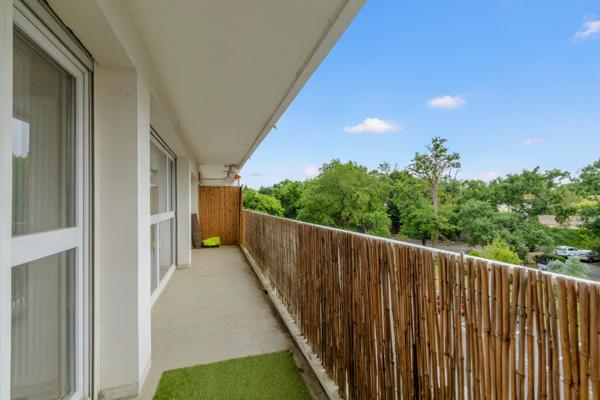 Appartement T2 rénové avec balcon, parking et cave - Caudéran