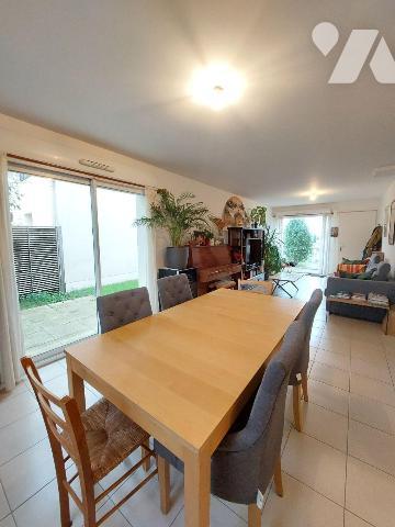A VENDRE - SAINT-GREGOIRE (35) Une maison mitoyenne dans un lotissement se composant au rez-de-...