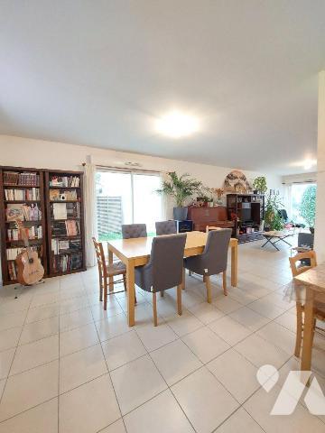 A VENDRE - SAINT-GREGOIRE (35) Une maison mitoyenne dans un lotissement se composant au rez-de-...