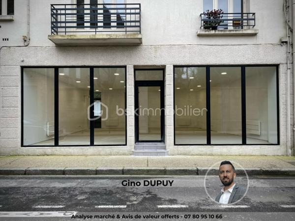 LOCAL COMMERCIAL / BUREAUX / AGENCE – 80 m² – CENTRE QUIMPER

Visibilité premium – Axe passant – Stationnements immédiats

Quimper – Rive Gauche – Centre-ville.

Situé au pied du Mont Frugy, à deux pas de la Préfecture du Finistère, ce local commercial d’environ 80 m² bénéficie d’un emplacement stratégique avec une excellente visibilité sur un axe de circulation majeur.

Entièrement rénové en 2021, le local a fait l’objet d’une rénovation complète :
électricité, plomberie, isolation, placo, plafond coupe-feu, domotique, menuiseries aluminium vitrage sécurit, peinture, sanitaires…

Un bien prêt à accueillir immédiatement votre activité.

Le local profite d’un environnement particulièrement accessible :

• Parking de la Résistance à seulement 50 mètres (135 places)
• Connexion immédiate aux principaux arrêts de bus quimpérois : “Résistance” et “Rue du Parc”
• Parking couvert de 194 places à moins de 300 mètres
• Parking gratuit de Locmaria à proximité

Très lumineux grâce à sa configuration traversante, il se compose :

• d’un vaste espace ouvert d’environ 75 m²
• d’une loggia d’environ 5 m²
• d’un WC indépendant

Le sol a été entièrement ragréé et reste volontairement prêt à recevoir la finition de votre choix. (actuellement peint en epoxy noir par précédent locataire)

Côté visibilité commerciale, vous bénéficierez d’une large vitrine d’environ 8 mètres linéaires sur près de 2,60 m de hauteur, idéale pour maximiser votre image de marque et votre présence sur un axe très fréquenté.

À moins de 200 mètres des Halles Saint-François et de la rue Kéréon, le local profite également du dynamisme immédiat de la rue Sainte-Thérèse : restaurants, bars, commerces de proximité, épiceries fines, salon de coiffure…

De nombreuses activités peuvent y être envisagées :

• agence commerciale
• bureaux / open-space
• cabinet tertiaire
• agence immobilière
• courtage / assurance / mutuelle
• profession libérale
• salon de coiffure / barbier / esthétique / onglerie / tatouage
• franchise / showroom / concept store

Un emplacement particulièrement adapté aux activités recherchant visibilité, accessibilité et image professionnelle.

Horodateur au pied du local.

Taxe foncière : 1 072 € / an
Charges de copropriété : 95 € / mois

- - - Visite uniquement sur rendez-vous - - -

Contact : Gino DUPUY - BSK Immobilier

_________________________________________________

VENTE IMMOBILIÈRE – QUIMPER & Alentours
Échangeons sur votre projet, sans engagement, pour définir la meilleure stratégie de vente.

APPORTEURS D'AFFAIRES
Vous connaissez quelqu'un qui souhaite vendre ou acheter ?
Un simple message suffit pour initier un contact, je m'occupe du reste. Rémunération attractive.

COLLABORATION INTERCABINET
Discutons volontiers d'un partage de mandat ou d'un acheteur en recherche.

_________________________________________________

Honoraires charge vendeur : aucun frais d'agence supplémentaires pour vous.
Le prix affiché est votre prix final hors frais de notaire.