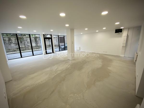 LOCAL COMMERCIAL / BUREAUX / AGENCE – 80 m² – CENTRE QUIMPER

Visibilité premium – Axe passant – Stationnements immédiats

Quimper – Rive Gauche – Centre-ville.

Situé au pied du Mont Frugy, à deux pas de la Préfecture du Finistère, ce local commercial d’environ 80 m² bénéficie d’un emplacement stratégique avec une excellente visibilité sur un axe de circulation majeur.

Entièrement rénové en 2021, le local a fait l’objet d’une rénovation complète :
électricité, plomberie, isolation, placo, plafond coupe-feu, domotique, menuiseries aluminium vitrage sécurit, peinture, sanitaires…

Un bien prêt à accueillir immédiatement votre activité.

Le local profite d’un environnement particulièrement accessible :

• Parking de la Résistance à seulement 50 mètres (135 places)
• Connexion immédiate aux principaux arrêts de bus quimpérois : “Résistance” et “Rue du Parc”
• Parking couvert de 194 places à moins de 300 mètres
• Parking gratuit de Locmaria à proximité

Très lumineux grâce à sa configuration traversante, il se compose :

• d’un vaste espace ouvert d’environ 75 m²
• d’une loggia d’environ 5 m²
• d’un WC indépendant

Le sol a été entièrement ragréé et reste volontairement prêt à recevoir la finition de votre choix. (actuellement peint en epoxy noir par précédent locataire)

Côté visibilité commerciale, vous bénéficierez d’une large vitrine d’environ 8 mètres linéaires sur près de 2,60 m de hauteur, idéale pour maximiser votre image de marque et votre présence sur un axe très fréquenté.

À moins de 200 mètres des Halles Saint-François et de la rue Kéréon, le local profite également du dynamisme immédiat de la rue Sainte-Thérèse : restaurants, bars, commerces de proximité, épiceries fines, salon de coiffure…

De nombreuses activités peuvent y être envisagées :

• agence commerciale
• bureaux / open-space
• cabinet tertiaire
• agence immobilière
• courtage / assurance / mutuelle
• profession libérale
• salon de coiffure / barbier / esthétique / onglerie / tatouage
• franchise / showroom / concept store

Un emplacement particulièrement adapté aux activités recherchant visibilité, accessibilité et image professionnelle.

Horodateur au pied du local.

Taxe foncière : 1 072 € / an
Charges de copropriété : 95 € / mois

- - - Visite uniquement sur rendez-vous - - -

Contact : Gino DUPUY - BSK Immobilier

_________________________________________________

VENTE IMMOBILIÈRE – QUIMPER & Alentours
Échangeons sur votre projet, sans engagement, pour définir la meilleure stratégie de vente.

APPORTEURS D'AFFAIRES
Vous connaissez quelqu'un qui souhaite vendre ou acheter ?
Un simple message suffit pour initier un contact, je m'occupe du reste. Rémunération attractive.

COLLABORATION INTERCABINET
Discutons volontiers d'un partage de mandat ou d'un acheteur en recherche.

_________________________________________________

Honoraires charge vendeur : aucun frais d'agence supplémentaires pour vous.
Le prix affiché est votre prix final hors frais de notaire.