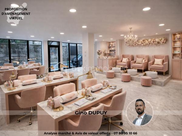 LOCAL COMMERCIAL / BUREAUX / AGENCE – 80 m² – CENTRE QUIMPER

Visibilité premium – Axe passant – Stationnements immédiats

Quimper – Rive Gauche – Centre-ville.

Situé au pied du Mont Frugy, à deux pas de la Préfecture du Finistère, ce local commercial d’environ 80 m² bénéficie d’un emplacement stratégique avec une excellente visibilité sur un axe de circulation majeur.

Entièrement rénové en 2021, le local a fait l’objet d’une rénovation complète :
électricité, plomberie, isolation, placo, plafond coupe-feu, domotique, menuiseries aluminium vitrage sécurit, peinture, sanitaires…

Un bien prêt à accueillir immédiatement votre activité.

Le local profite d’un environnement particulièrement accessible :

• Parking de la Résistance à seulement 50 mètres (135 places)
• Connexion immédiate aux principaux arrêts de bus quimpérois : “Résistance” et “Rue du Parc”
• Parking couvert de 194 places à moins de 300 mètres
• Parking gratuit de Locmaria à proximité

Très lumineux grâce à sa configuration traversante, il se compose :

• d’un vaste espace ouvert d’environ 75 m²
• d’une loggia d’environ 5 m²
• d’un WC indépendant

Le sol a été entièrement ragréé et reste volontairement prêt à recevoir la finition de votre choix. (actuellement peint en epoxy noir par précédent locataire)

Côté visibilité commerciale, vous bénéficierez d’une large vitrine d’environ 8 mètres linéaires sur près de 2,60 m de hauteur, idéale pour maximiser votre image de marque et votre présence sur un axe très fréquenté.

À moins de 200 mètres des Halles Saint-François et de la rue Kéréon, le local profite également du dynamisme immédiat de la rue Sainte-Thérèse : restaurants, bars, commerces de proximité, épiceries fines, salon de coiffure…

De nombreuses activités peuvent y être envisagées :

• agence commerciale
• bureaux / open-space
• cabinet tertiaire
• agence immobilière
• courtage / assurance / mutuelle
• profession libérale
• salon de coiffure / barbier / esthétique / onglerie / tatouage
• franchise / showroom / concept store

Un emplacement particulièrement adapté aux activités recherchant visibilité, accessibilité et image professionnelle.

Horodateur au pied du local.

Taxe foncière : 1 072 € / an
Charges de copropriété : 95 € / mois

- - - Visite uniquement sur rendez-vous - - -

Contact : Gino DUPUY - BSK Immobilier

_________________________________________________

VENTE IMMOBILIÈRE – QUIMPER & Alentours
Échangeons sur votre projet, sans engagement, pour définir la meilleure stratégie de vente.

APPORTEURS D'AFFAIRES
Vous connaissez quelqu'un qui souhaite vendre ou acheter ?
Un simple message suffit pour initier un contact, je m'occupe du reste. Rémunération attractive.

COLLABORATION INTERCABINET
Discutons volontiers d'un partage de mandat ou d'un acheteur en recherche.

_________________________________________________

Honoraires charge vendeur : aucun frais d'agence supplémentaires pour vous.
Le prix affiché est votre prix final hors frais de notaire.