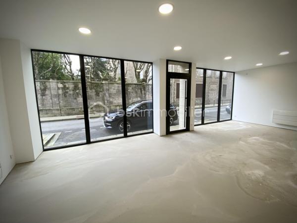 LOCAL COMMERCIAL / BUREAUX / AGENCE – 80 m² – CENTRE QUIMPER

Visibilité premium – Axe passant – Stationnements immédiats

Quimper – Rive Gauche – Centre-ville.

Situé au pied du Mont Frugy, à deux pas de la Préfecture du Finistère, ce local commercial d’environ 80 m² bénéficie d’un emplacement stratégique avec une excellente visibilité sur un axe de circulation majeur.

Entièrement rénové en 2021, le local a fait l’objet d’une rénovation complète :
électricité, plomberie, isolation, placo, plafond coupe-feu, domotique, menuiseries aluminium vitrage sécurit, peinture, sanitaires…

Un bien prêt à accueillir immédiatement votre activité.

Le local profite d’un environnement particulièrement accessible :

• Parking de la Résistance à seulement 50 mètres (135 places)
• Connexion immédiate aux principaux arrêts de bus quimpérois : “Résistance” et “Rue du Parc”
• Parking couvert de 194 places à moins de 300 mètres
• Parking gratuit de Locmaria à proximité

Très lumineux grâce à sa configuration traversante, il se compose :

• d’un vaste espace ouvert d’environ 75 m²
• d’une loggia d’environ 5 m²
• d’un WC indépendant

Le sol a été entièrement ragréé et reste volontairement prêt à recevoir la finition de votre choix. (actuellement peint en epoxy noir par précédent locataire)

Côté visibilité commerciale, vous bénéficierez d’une large vitrine d’environ 8 mètres linéaires sur près de 2,60 m de hauteur, idéale pour maximiser votre image de marque et votre présence sur un axe très fréquenté.

À moins de 200 mètres des Halles Saint-François et de la rue Kéréon, le local profite également du dynamisme immédiat de la rue Sainte-Thérèse : restaurants, bars, commerces de proximité, épiceries fines, salon de coiffure…

De nombreuses activités peuvent y être envisagées :

• agence commerciale
• bureaux / open-space
• cabinet tertiaire
• agence immobilière
• courtage / assurance / mutuelle
• profession libérale
• salon de coiffure / barbier / esthétique / onglerie / tatouage
• franchise / showroom / concept store

Un emplacement particulièrement adapté aux activités recherchant visibilité, accessibilité et image professionnelle.

Horodateur au pied du local.

Taxe foncière : 1 072 € / an
Charges de copropriété : 95 € / mois

- - - Visite uniquement sur rendez-vous - - -

Contact : Gino DUPUY - BSK Immobilier

_________________________________________________

VENTE IMMOBILIÈRE – QUIMPER & Alentours
Échangeons sur votre projet, sans engagement, pour définir la meilleure stratégie de vente.

APPORTEURS D'AFFAIRES
Vous connaissez quelqu'un qui souhaite vendre ou acheter ?
Un simple message suffit pour initier un contact, je m'occupe du reste. Rémunération attractive.

COLLABORATION INTERCABINET
Discutons volontiers d'un partage de mandat ou d'un acheteur en recherche.

_________________________________________________

Honoraires charge vendeur : aucun frais d'agence supplémentaires pour vous.
Le prix affiché est votre prix final hors frais de notaire.