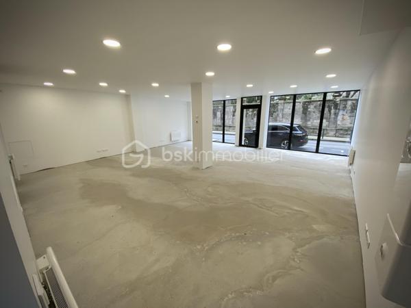LOCAL COMMERCIAL / BUREAUX / AGENCE – 80 m² – CENTRE QUIMPER

Visibilité premium – Axe passant – Stationnements immédiats

Quimper – Rive Gauche – Centre-ville.

Situé au pied du Mont Frugy, à deux pas de la Préfecture du Finistère, ce local commercial d’environ 80 m² bénéficie d’un emplacement stratégique avec une excellente visibilité sur un axe de circulation majeur.

Entièrement rénové en 2021, le local a fait l’objet d’une rénovation complète :
électricité, plomberie, isolation, placo, plafond coupe-feu, domotique, menuiseries aluminium vitrage sécurit, peinture, sanitaires…

Un bien prêt à accueillir immédiatement votre activité.

Le local profite d’un environnement particulièrement accessible :

• Parking de la Résistance à seulement 50 mètres (135 places)
• Connexion immédiate aux principaux arrêts de bus quimpérois : “Résistance” et “Rue du Parc”
• Parking couvert de 194 places à moins de 300 mètres
• Parking gratuit de Locmaria à proximité

Très lumineux grâce à sa configuration traversante, il se compose :

• d’un vaste espace ouvert d’environ 75 m²
• d’une loggia d’environ 5 m²
• d’un WC indépendant

Le sol a été entièrement ragréé et reste volontairement prêt à recevoir la finition de votre choix. (actuellement peint en epoxy noir par précédent locataire)

Côté visibilité commerciale, vous bénéficierez d’une large vitrine d’environ 8 mètres linéaires sur près de 2,60 m de hauteur, idéale pour maximiser votre image de marque et votre présence sur un axe très fréquenté.

À moins de 200 mètres des Halles Saint-François et de la rue Kéréon, le local profite également du dynamisme immédiat de la rue Sainte-Thérèse : restaurants, bars, commerces de proximité, épiceries fines, salon de coiffure…

De nombreuses activités peuvent y être envisagées :

• agence commerciale
• bureaux / open-space
• cabinet tertiaire
• agence immobilière
• courtage / assurance / mutuelle
• profession libérale
• salon de coiffure / barbier / esthétique / onglerie / tatouage
• franchise / showroom / concept store

Un emplacement particulièrement adapté aux activités recherchant visibilité, accessibilité et image professionnelle.

Horodateur au pied du local.

Taxe foncière : 1 072 € / an
Charges de copropriété : 95 € / mois

- - - Visite uniquement sur rendez-vous - - -

Contact : Gino DUPUY - BSK Immobilier

_________________________________________________

VENTE IMMOBILIÈRE – QUIMPER & Alentours
Échangeons sur votre projet, sans engagement, pour définir la meilleure stratégie de vente.

APPORTEURS D'AFFAIRES
Vous connaissez quelqu'un qui souhaite vendre ou acheter ?
Un simple message suffit pour initier un contact, je m'occupe du reste. Rémunération attractive.

COLLABORATION INTERCABINET
Discutons volontiers d'un partage de mandat ou d'un acheteur en recherche.

_________________________________________________

Honoraires charge vendeur : aucun frais d'agence supplémentaires pour vous.
Le prix affiché est votre prix final hors frais de notaire.