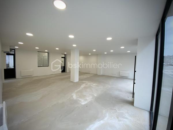 LOCAL COMMERCIAL / BUREAUX / AGENCE – 80 m² – CENTRE QUIMPER

Visibilité premium – Axe passant – Stationnements immédiats

Quimper – Rive Gauche – Centre-ville.

Situé au pied du Mont Frugy, à deux pas de la Préfecture du Finistère, ce local commercial d’environ 80 m² bénéficie d’un emplacement stratégique avec une excellente visibilité sur un axe de circulation majeur.

Entièrement rénové en 2021, le local a fait l’objet d’une rénovation complète :
électricité, plomberie, isolation, placo, plafond coupe-feu, domotique, menuiseries aluminium vitrage sécurit, peinture, sanitaires…

Un bien prêt à accueillir immédiatement votre activité.

Le local profite d’un environnement particulièrement accessible :

• Parking de la Résistance à seulement 50 mètres (135 places)
• Connexion immédiate aux principaux arrêts de bus quimpérois : “Résistance” et “Rue du Parc”
• Parking couvert de 194 places à moins de 300 mètres
• Parking gratuit de Locmaria à proximité

Très lumineux grâce à sa configuration traversante, il se compose :

• d’un vaste espace ouvert d’environ 75 m²
• d’une loggia d’environ 5 m²
• d’un WC indépendant

Le sol a été entièrement ragréé et reste volontairement prêt à recevoir la finition de votre choix. (actuellement peint en epoxy noir par précédent locataire)

Côté visibilité commerciale, vous bénéficierez d’une large vitrine d’environ 8 mètres linéaires sur près de 2,60 m de hauteur, idéale pour maximiser votre image de marque et votre présence sur un axe très fréquenté.

À moins de 200 mètres des Halles Saint-François et de la rue Kéréon, le local profite également du dynamisme immédiat de la rue Sainte-Thérèse : restaurants, bars, commerces de proximité, épiceries fines, salon de coiffure…

De nombreuses activités peuvent y être envisagées :

• agence commerciale
• bureaux / open-space
• cabinet tertiaire
• agence immobilière
• courtage / assurance / mutuelle
• profession libérale
• salon de coiffure / barbier / esthétique / onglerie / tatouage
• franchise / showroom / concept store

Un emplacement particulièrement adapté aux activités recherchant visibilité, accessibilité et image professionnelle.

Horodateur au pied du local.

Taxe foncière : 1 072 € / an
Charges de copropriété : 95 € / mois

- - - Visite uniquement sur rendez-vous - - -

Contact : Gino DUPUY - BSK Immobilier

_________________________________________________

VENTE IMMOBILIÈRE – QUIMPER & Alentours
Échangeons sur votre projet, sans engagement, pour définir la meilleure stratégie de vente.

APPORTEURS D'AFFAIRES
Vous connaissez quelqu'un qui souhaite vendre ou acheter ?
Un simple message suffit pour initier un contact, je m'occupe du reste. Rémunération attractive.

COLLABORATION INTERCABINET
Discutons volontiers d'un partage de mandat ou d'un acheteur en recherche.

_________________________________________________

Honoraires charge vendeur : aucun frais d'agence supplémentaires pour vous.
Le prix affiché est votre prix final hors frais de notaire.