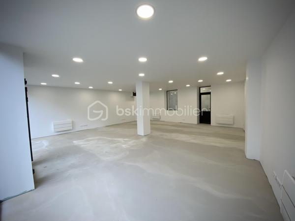 LOCAL COMMERCIAL / BUREAUX / AGENCE – 80 m² – CENTRE QUIMPER

Visibilité premium – Axe passant – Stationnements immédiats

Quimper – Rive Gauche – Centre-ville.

Situé au pied du Mont Frugy, à deux pas de la Préfecture du Finistère, ce local commercial d’environ 80 m² bénéficie d’un emplacement stratégique avec une excellente visibilité sur un axe de circulation majeur.

Entièrement rénové en 2021, le local a fait l’objet d’une rénovation complète :
électricité, plomberie, isolation, placo, plafond coupe-feu, domotique, menuiseries aluminium vitrage sécurit, peinture, sanitaires…

Un bien prêt à accueillir immédiatement votre activité.

Le local profite d’un environnement particulièrement accessible :

• Parking de la Résistance à seulement 50 mètres (135 places)
• Connexion immédiate aux principaux arrêts de bus quimpérois : “Résistance” et “Rue du Parc”
• Parking couvert de 194 places à moins de 300 mètres
• Parking gratuit de Locmaria à proximité

Très lumineux grâce à sa configuration traversante, il se compose :

• d’un vaste espace ouvert d’environ 75 m²
• d’une loggia d’environ 5 m²
• d’un WC indépendant

Le sol a été entièrement ragréé et reste volontairement prêt à recevoir la finition de votre choix. (actuellement peint en epoxy noir par précédent locataire)

Côté visibilité commerciale, vous bénéficierez d’une large vitrine d’environ 8 mètres linéaires sur près de 2,60 m de hauteur, idéale pour maximiser votre image de marque et votre présence sur un axe très fréquenté.

À moins de 200 mètres des Halles Saint-François et de la rue Kéréon, le local profite également du dynamisme immédiat de la rue Sainte-Thérèse : restaurants, bars, commerces de proximité, épiceries fines, salon de coiffure…

De nombreuses activités peuvent y être envisagées :

• agence commerciale
• bureaux / open-space
• cabinet tertiaire
• agence immobilière
• courtage / assurance / mutuelle
• profession libérale
• salon de coiffure / barbier / esthétique / onglerie / tatouage
• franchise / showroom / concept store

Un emplacement particulièrement adapté aux activités recherchant visibilité, accessibilité et image professionnelle.

Horodateur au pied du local.

Taxe foncière : 1 072 € / an
Charges de copropriété : 95 € / mois

- - - Visite uniquement sur rendez-vous - - -

Contact : Gino DUPUY - BSK Immobilier

_________________________________________________

VENTE IMMOBILIÈRE – QUIMPER & Alentours
Échangeons sur votre projet, sans engagement, pour définir la meilleure stratégie de vente.

APPORTEURS D'AFFAIRES
Vous connaissez quelqu'un qui souhaite vendre ou acheter ?
Un simple message suffit pour initier un contact, je m'occupe du reste. Rémunération attractive.

COLLABORATION INTERCABINET
Discutons volontiers d'un partage de mandat ou d'un acheteur en recherche.

_________________________________________________

Honoraires charge vendeur : aucun frais d'agence supplémentaires pour vous.
Le prix affiché est votre prix final hors frais de notaire.