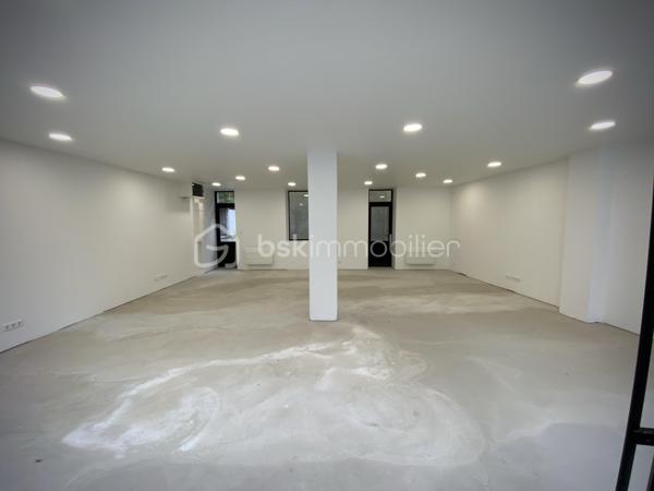 LOCAL COMMERCIAL / BUREAUX / AGENCE – 80 m² – CENTRE QUIMPER

Visibilité premium – Axe passant – Stationnements immédiats

Quimper – Rive Gauche – Centre-ville.

Situé au pied du Mont Frugy, à deux pas de la Préfecture du Finistère, ce local commercial d’environ 80 m² bénéficie d’un emplacement stratégique avec une excellente visibilité sur un axe de circulation majeur.

Entièrement rénové en 2021, le local a fait l’objet d’une rénovation complète :
électricité, plomberie, isolation, placo, plafond coupe-feu, domotique, menuiseries aluminium vitrage sécurit, peinture, sanitaires…

Un bien prêt à accueillir immédiatement votre activité.

Le local profite d’un environnement particulièrement accessible :

• Parking de la Résistance à seulement 50 mètres (135 places)
• Connexion immédiate aux principaux arrêts de bus quimpérois : “Résistance” et “Rue du Parc”
• Parking couvert de 194 places à moins de 300 mètres
• Parking gratuit de Locmaria à proximité

Très lumineux grâce à sa configuration traversante, il se compose :

• d’un vaste espace ouvert d’environ 75 m²
• d’une loggia d’environ 5 m²
• d’un WC indépendant

Le sol a été entièrement ragréé et reste volontairement prêt à recevoir la finition de votre choix. (actuellement peint en epoxy noir par précédent locataire)

Côté visibilité commerciale, vous bénéficierez d’une large vitrine d’environ 8 mètres linéaires sur près de 2,60 m de hauteur, idéale pour maximiser votre image de marque et votre présence sur un axe très fréquenté.

À moins de 200 mètres des Halles Saint-François et de la rue Kéréon, le local profite également du dynamisme immédiat de la rue Sainte-Thérèse : restaurants, bars, commerces de proximité, épiceries fines, salon de coiffure…

De nombreuses activités peuvent y être envisagées :

• agence commerciale
• bureaux / open-space
• cabinet tertiaire
• agence immobilière
• courtage / assurance / mutuelle
• profession libérale
• salon de coiffure / barbier / esthétique / onglerie / tatouage
• franchise / showroom / concept store

Un emplacement particulièrement adapté aux activités recherchant visibilité, accessibilité et image professionnelle.

Horodateur au pied du local.

Taxe foncière : 1 072 € / an
Charges de copropriété : 95 € / mois

- - - Visite uniquement sur rendez-vous - - -

Contact : Gino DUPUY - BSK Immobilier

_________________________________________________

VENTE IMMOBILIÈRE – QUIMPER & Alentours
Échangeons sur votre projet, sans engagement, pour définir la meilleure stratégie de vente.

APPORTEURS D'AFFAIRES
Vous connaissez quelqu'un qui souhaite vendre ou acheter ?
Un simple message suffit pour initier un contact, je m'occupe du reste. Rémunération attractive.

COLLABORATION INTERCABINET
Discutons volontiers d'un partage de mandat ou d'un acheteur en recherche.

_________________________________________________

Honoraires charge vendeur : aucun frais d'agence supplémentaires pour vous.
Le prix affiché est votre prix final hors frais de notaire.