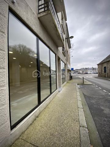 LOCAL COMMERCIAL / BUREAUX / AGENCE – 80 m² – CENTRE QUIMPER

Visibilité premium – Axe passant – Stationnements immédiats

Quimper – Rive Gauche – Centre-ville.

Situé au pied du Mont Frugy, à deux pas de la Préfecture du Finistère, ce local commercial d’environ 80 m² bénéficie d’un emplacement stratégique avec une excellente visibilité sur un axe de circulation majeur.

Entièrement rénové en 2021, le local a fait l’objet d’une rénovation complète :
électricité, plomberie, isolation, placo, plafond coupe-feu, domotique, menuiseries aluminium vitrage sécurit, peinture, sanitaires…

Un bien prêt à accueillir immédiatement votre activité.

Le local profite d’un environnement particulièrement accessible :

• Parking de la Résistance à seulement 50 mètres (135 places)
• Connexion immédiate aux principaux arrêts de bus quimpérois : “Résistance” et “Rue du Parc”
• Parking couvert de 194 places à moins de 300 mètres
• Parking gratuit de Locmaria à proximité

Très lumineux grâce à sa configuration traversante, il se compose :

• d’un vaste espace ouvert d’environ 75 m²
• d’une loggia d’environ 5 m²
• d’un WC indépendant

Le sol a été entièrement ragréé et reste volontairement prêt à recevoir la finition de votre choix. (actuellement peint en epoxy noir par précédent locataire)

Côté visibilité commerciale, vous bénéficierez d’une large vitrine d’environ 8 mètres linéaires sur près de 2,60 m de hauteur, idéale pour maximiser votre image de marque et votre présence sur un axe très fréquenté.

À moins de 200 mètres des Halles Saint-François et de la rue Kéréon, le local profite également du dynamisme immédiat de la rue Sainte-Thérèse : restaurants, bars, commerces de proximité, épiceries fines, salon de coiffure…

De nombreuses activités peuvent y être envisagées :

• agence commerciale
• bureaux / open-space
• cabinet tertiaire
• agence immobilière
• courtage / assurance / mutuelle
• profession libérale
• salon de coiffure / barbier / esthétique / onglerie / tatouage
• franchise / showroom / concept store

Un emplacement particulièrement adapté aux activités recherchant visibilité, accessibilité et image professionnelle.

Horodateur au pied du local.

Taxe foncière : 1 072 € / an
Charges de copropriété : 95 € / mois

- - - Visite uniquement sur rendez-vous - - -

Contact : Gino DUPUY - BSK Immobilier

_________________________________________________

VENTE IMMOBILIÈRE – QUIMPER & Alentours
Échangeons sur votre projet, sans engagement, pour définir la meilleure stratégie de vente.

APPORTEURS D'AFFAIRES
Vous connaissez quelqu'un qui souhaite vendre ou acheter ?
Un simple message suffit pour initier un contact, je m'occupe du reste. Rémunération attractive.

COLLABORATION INTERCABINET
Discutons volontiers d'un partage de mandat ou d'un acheteur en recherche.

_________________________________________________

Honoraires charge vendeur : aucun frais d'agence supplémentaires pour vous.
Le prix affiché est votre prix final hors frais de notaire.