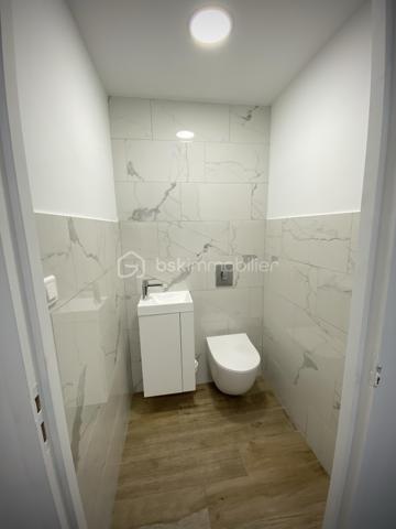 LOCAL COMMERCIAL / BUREAUX / AGENCE – 80 m² – CENTRE QUIMPER

Visibilité premium – Axe passant – Stationnements immédiats

Quimper – Rive Gauche – Centre-ville.

Situé au pied du Mont Frugy, à deux pas de la Préfecture du Finistère, ce local commercial d’environ 80 m² bénéficie d’un emplacement stratégique avec une excellente visibilité sur un axe de circulation majeur.

Entièrement rénové en 2021, le local a fait l’objet d’une rénovation complète :
électricité, plomberie, isolation, placo, plafond coupe-feu, domotique, menuiseries aluminium vitrage sécurit, peinture, sanitaires…

Un bien prêt à accueillir immédiatement votre activité.

Le local profite d’un environnement particulièrement accessible :

• Parking de la Résistance à seulement 50 mètres (135 places)
• Connexion immédiate aux principaux arrêts de bus quimpérois : “Résistance” et “Rue du Parc”
• Parking couvert de 194 places à moins de 300 mètres
• Parking gratuit de Locmaria à proximité

Très lumineux grâce à sa configuration traversante, il se compose :

• d’un vaste espace ouvert d’environ 75 m²
• d’une loggia d’environ 5 m²
• d’un WC indépendant

Le sol a été entièrement ragréé et reste volontairement prêt à recevoir la finition de votre choix. (actuellement peint en epoxy noir par précédent locataire)

Côté visibilité commerciale, vous bénéficierez d’une large vitrine d’environ 8 mètres linéaires sur près de 2,60 m de hauteur, idéale pour maximiser votre image de marque et votre présence sur un axe très fréquenté.

À moins de 200 mètres des Halles Saint-François et de la rue Kéréon, le local profite également du dynamisme immédiat de la rue Sainte-Thérèse : restaurants, bars, commerces de proximité, épiceries fines, salon de coiffure…

De nombreuses activités peuvent y être envisagées :

• agence commerciale
• bureaux / open-space
• cabinet tertiaire
• agence immobilière
• courtage / assurance / mutuelle
• profession libérale
• salon de coiffure / barbier / esthétique / onglerie / tatouage
• franchise / showroom / concept store

Un emplacement particulièrement adapté aux activités recherchant visibilité, accessibilité et image professionnelle.

Horodateur au pied du local.

Taxe foncière : 1 072 € / an
Charges de copropriété : 95 € / mois

- - - Visite uniquement sur rendez-vous - - -

Contact : Gino DUPUY - BSK Immobilier

_________________________________________________

VENTE IMMOBILIÈRE – QUIMPER & Alentours
Échangeons sur votre projet, sans engagement, pour définir la meilleure stratégie de vente.

APPORTEURS D'AFFAIRES
Vous connaissez quelqu'un qui souhaite vendre ou acheter ?
Un simple message suffit pour initier un contact, je m'occupe du reste. Rémunération attractive.

COLLABORATION INTERCABINET
Discutons volontiers d'un partage de mandat ou d'un acheteur en recherche.

_________________________________________________

Honoraires charge vendeur : aucun frais d'agence supplémentaires pour vous.
Le prix affiché est votre prix final hors frais de notaire.