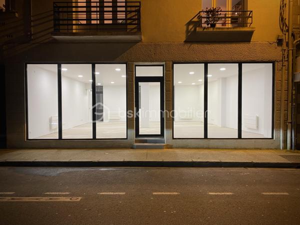 LOCAL COMMERCIAL / BUREAUX / AGENCE – 80 m² – CENTRE QUIMPER

Visibilité premium – Axe passant – Stationnements immédiats

Quimper – Rive Gauche – Centre-ville.

Situé au pied du Mont Frugy, à deux pas de la Préfecture du Finistère, ce local commercial d’environ 80 m² bénéficie d’un emplacement stratégique avec une excellente visibilité sur un axe de circulation majeur.

Entièrement rénové en 2021, le local a fait l’objet d’une rénovation complète :
électricité, plomberie, isolation, placo, plafond coupe-feu, domotique, menuiseries aluminium vitrage sécurit, peinture, sanitaires…

Un bien prêt à accueillir immédiatement votre activité.

Le local profite d’un environnement particulièrement accessible :

• Parking de la Résistance à seulement 50 mètres (135 places)
• Connexion immédiate aux principaux arrêts de bus quimpérois : “Résistance” et “Rue du Parc”
• Parking couvert de 194 places à moins de 300 mètres
• Parking gratuit de Locmaria à proximité

Très lumineux grâce à sa configuration traversante, il se compose :

• d’un vaste espace ouvert d’environ 75 m²
• d’une loggia d’environ 5 m²
• d’un WC indépendant

Le sol a été entièrement ragréé et reste volontairement prêt à recevoir la finition de votre choix. (actuellement peint en epoxy noir par précédent locataire)

Côté visibilité commerciale, vous bénéficierez d’une large vitrine d’environ 8 mètres linéaires sur près de 2,60 m de hauteur, idéale pour maximiser votre image de marque et votre présence sur un axe très fréquenté.

À moins de 200 mètres des Halles Saint-François et de la rue Kéréon, le local profite également du dynamisme immédiat de la rue Sainte-Thérèse : restaurants, bars, commerces de proximité, épiceries fines, salon de coiffure…

De nombreuses activités peuvent y être envisagées :

• agence commerciale
• bureaux / open-space
• cabinet tertiaire
• agence immobilière
• courtage / assurance / mutuelle
• profession libérale
• salon de coiffure / barbier / esthétique / onglerie / tatouage
• franchise / showroom / concept store

Un emplacement particulièrement adapté aux activités recherchant visibilité, accessibilité et image professionnelle.

Horodateur au pied du local.

Taxe foncière : 1 072 € / an
Charges de copropriété : 95 € / mois

- - - Visite uniquement sur rendez-vous - - -

Contact : Gino DUPUY - BSK Immobilier

_________________________________________________

VENTE IMMOBILIÈRE – QUIMPER & Alentours
Échangeons sur votre projet, sans engagement, pour définir la meilleure stratégie de vente.

APPORTEURS D'AFFAIRES
Vous connaissez quelqu'un qui souhaite vendre ou acheter ?
Un simple message suffit pour initier un contact, je m'occupe du reste. Rémunération attractive.

COLLABORATION INTERCABINET
Discutons volontiers d'un partage de mandat ou d'un acheteur en recherche.

_________________________________________________

Honoraires charge vendeur : aucun frais d'agence supplémentaires pour vous.
Le prix affiché est votre prix final hors frais de notaire.