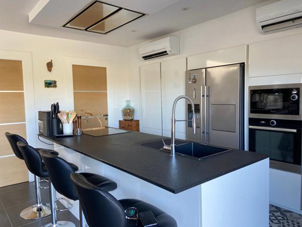 PIETROSELLA (Corse) : A vendre villa contemporaine de type T5 pièces, grande terrasse, vue dégagée, plage à 5 minutes