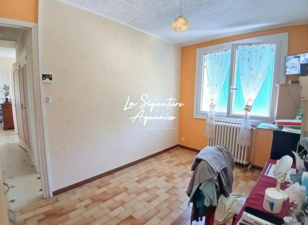 MAISON DE VILLAGE 100M² SUR 2 NIVEAUX AVEC 2 GARAGES SUR PARCELLE DE 2500M²