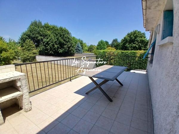 MAISON DE VILLAGE 100M² SUR 2 NIVEAUX AVEC 2 GARAGES SUR PARCELLE DE 2500M²