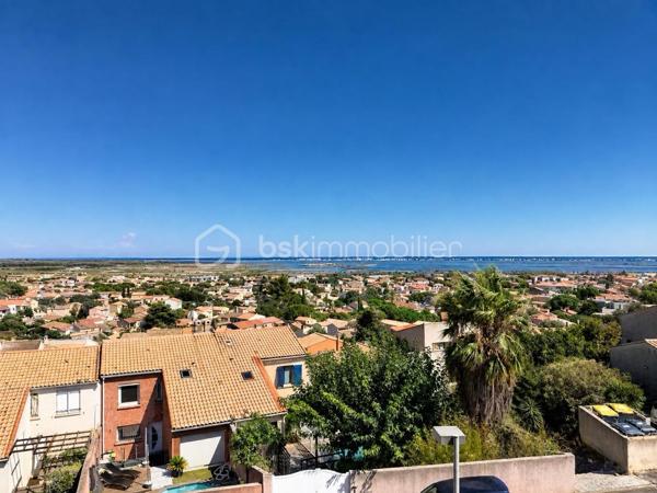 Sur les hauteurs de Frontignan, au pied du massif de la Gardiole, découvrez cette villa de type 5 développant environ 151 m² habitables, édifiée sur une parcelle de 426 m².
Grâce à son orientation Est/Sud-Est et à ses nombreuses terrasses, la maison bénéficie d’une belle luminosité et d’une vue panoramique exceptionnelle sur la mer et les étangs.
Le premier niveau se compose d’un hall d’entrée desservant espace de vie unique composé :
    • d’une salle à manger de 21 m² ouverte sur une terrasse de 10 m² ;
    • d’un salon de 13 m² donnant sur une terrasse de 20 m² ;
    • d’une cuisine de 17 m² avec accès à une troisième terrasse de 10 m² ;
    • d’une salle de bains de 6 m² ;
    • d’un WC indépendant.
Les trois pièces de vie principales (salon, salle à manger et cuisine), toutes prolongées par des espaces extérieurs (terrasses), composent un ensemble exceptionnel particulièrement agréable, lumineux et tourné vers le panorama.
À l’étage, vous trouverez :
    • un bureau de 20 m² ;
    • une bibliothèque de 12 m² ;
    • trois chambres de 9 m², 11 m² et 12 m² ;
    • une salle d’eau avec WC de 5 m² ;
    • un dégagement.
Le sous-sol offre de nombreuses possibilités grâce à un grand garage de 30 m² bénéficiant d’une hauteur sous plafond de 3,60 mètres, un second espace de rangement de 20 m², ainsi qu’un atelier, une buanderie et un espace de stockage supplémentaire aménagé autour de la roche naturelle du terrain.
Ce bien est équipé d’un insert et d’un système d’alarme.
Une villa aux volumes généreux, offrant de nombreux espaces annexes et une situation privilégiée entre le massif de la Gardiole, la mer et les étangs.
A visiter absolument !