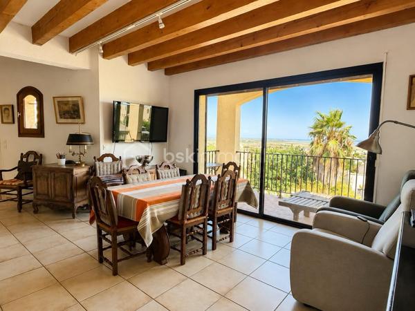 Sur les hauteurs de Frontignan, au pied du massif de la Gardiole, découvrez cette villa de type 5 développant environ 151 m² habitables, édifiée sur une parcelle de 426 m².
Grâce à son orientation Est/Sud-Est et à ses nombreuses terrasses, la maison bénéficie d’une belle luminosité et d’une vue panoramique exceptionnelle sur la mer et les étangs.
Le premier niveau se compose d’un hall d’entrée desservant espace de vie unique composé :
    • d’une salle à manger de 21 m² ouverte sur une terrasse de 10 m² ;
    • d’un salon de 13 m² donnant sur une terrasse de 20 m² ;
    • d’une cuisine de 17 m² avec accès à une troisième terrasse de 10 m² ;
    • d’une salle de bains de 6 m² ;
    • d’un WC indépendant.
Les trois pièces de vie principales (salon, salle à manger et cuisine), toutes prolongées par des espaces extérieurs (terrasses), composent un ensemble exceptionnel particulièrement agréable, lumineux et tourné vers le panorama.
À l’étage, vous trouverez :
    • un bureau de 20 m² ;
    • une bibliothèque de 12 m² ;
    • trois chambres de 9 m², 11 m² et 12 m² ;
    • une salle d’eau avec WC de 5 m² ;
    • un dégagement.
Le sous-sol offre de nombreuses possibilités grâce à un grand garage de 30 m² bénéficiant d’une hauteur sous plafond de 3,60 mètres, un second espace de rangement de 20 m², ainsi qu’un atelier, une buanderie et un espace de stockage supplémentaire aménagé autour de la roche naturelle du terrain.
Ce bien est équipé d’un insert et d’un système d’alarme.
Une villa aux volumes généreux, offrant de nombreux espaces annexes et une situation privilégiée entre le massif de la Gardiole, la mer et les étangs.
A visiter absolument !