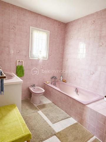 Sur les hauteurs de Frontignan, au pied du massif de la Gardiole, découvrez cette villa de type 5 développant environ 151 m² habitables, édifiée sur une parcelle de 426 m².
Grâce à son orientation Est/Sud-Est et à ses nombreuses terrasses, la maison bénéficie d’une belle luminosité et d’une vue panoramique exceptionnelle sur la mer et les étangs.
Le premier niveau se compose d’un hall d’entrée desservant espace de vie unique composé :
    • d’une salle à manger de 21 m² ouverte sur une terrasse de 10 m² ;
    • d’un salon de 13 m² donnant sur une terrasse de 20 m² ;
    • d’une cuisine de 17 m² avec accès à une troisième terrasse de 10 m² ;
    • d’une salle de bains de 6 m² ;
    • d’un WC indépendant.
Les trois pièces de vie principales (salon, salle à manger et cuisine), toutes prolongées par des espaces extérieurs (terrasses), composent un ensemble exceptionnel particulièrement agréable, lumineux et tourné vers le panorama.
À l’étage, vous trouverez :
    • un bureau de 20 m² ;
    • une bibliothèque de 12 m² ;
    • trois chambres de 9 m², 11 m² et 12 m² ;
    • une salle d’eau avec WC de 5 m² ;
    • un dégagement.
Le sous-sol offre de nombreuses possibilités grâce à un grand garage de 30 m² bénéficiant d’une hauteur sous plafond de 3,60 mètres, un second espace de rangement de 20 m², ainsi qu’un atelier, une buanderie et un espace de stockage supplémentaire aménagé autour de la roche naturelle du terrain.
Ce bien est équipé d’un insert et d’un système d’alarme.
Une villa aux volumes généreux, offrant de nombreux espaces annexes et une situation privilégiée entre le massif de la Gardiole, la mer et les étangs.
A visiter absolument !