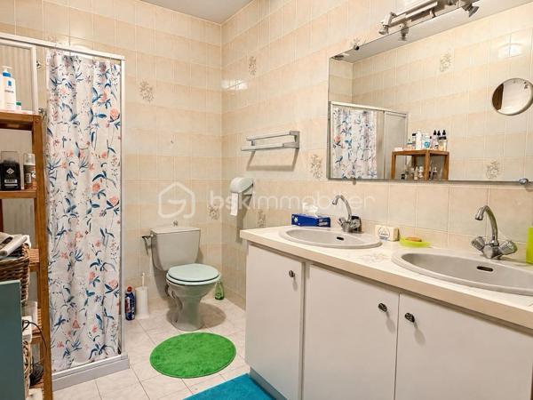 Sur les hauteurs de Frontignan, au pied du massif de la Gardiole, découvrez cette villa de type 5 développant environ 151 m² habitables, édifiée sur une parcelle de 426 m².
Grâce à son orientation Est/Sud-Est et à ses nombreuses terrasses, la maison bénéficie d’une belle luminosité et d’une vue panoramique exceptionnelle sur la mer et les étangs.
Le premier niveau se compose d’un hall d’entrée desservant espace de vie unique composé :
    • d’une salle à manger de 21 m² ouverte sur une terrasse de 10 m² ;
    • d’un salon de 13 m² donnant sur une terrasse de 20 m² ;
    • d’une cuisine de 17 m² avec accès à une troisième terrasse de 10 m² ;
    • d’une salle de bains de 6 m² ;
    • d’un WC indépendant.
Les trois pièces de vie principales (salon, salle à manger et cuisine), toutes prolongées par des espaces extérieurs (terrasses), composent un ensemble exceptionnel particulièrement agréable, lumineux et tourné vers le panorama.
À l’étage, vous trouverez :
    • un bureau de 20 m² ;
    • une bibliothèque de 12 m² ;
    • trois chambres de 9 m², 11 m² et 12 m² ;
    • une salle d’eau avec WC de 5 m² ;
    • un dégagement.
Le sous-sol offre de nombreuses possibilités grâce à un grand garage de 30 m² bénéficiant d’une hauteur sous plafond de 3,60 mètres, un second espace de rangement de 20 m², ainsi qu’un atelier, une buanderie et un espace de stockage supplémentaire aménagé autour de la roche naturelle du terrain.
Ce bien est équipé d’un insert et d’un système d’alarme.
Une villa aux volumes généreux, offrant de nombreux espaces annexes et une situation privilégiée entre le massif de la Gardiole, la mer et les étangs.
A visiter absolument !