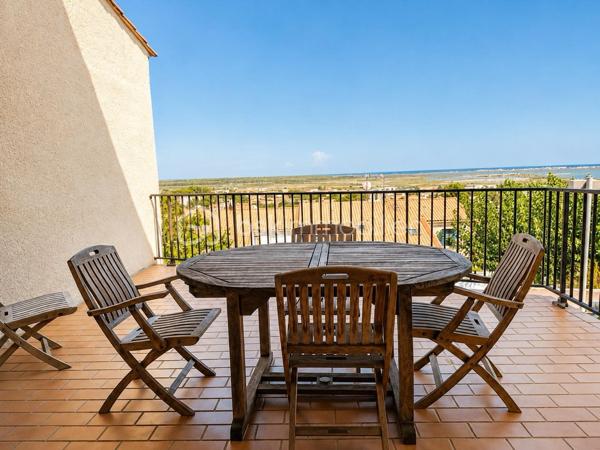 Sur les hauteurs de Frontignan, au pied du massif de la Gardiole, découvrez cette villa de type 5 développant environ 151 m² habitables, édifiée sur une parcelle de 426 m².
Grâce à son orientation Est/Sud-Est et à ses nombreuses terrasses, la maison bénéficie d’une belle luminosité et d’une vue panoramique exceptionnelle sur la mer et les étangs.
Le premier niveau se compose d’un hall d’entrée desservant espace de vie unique composé :
    • d’une salle à manger de 21 m² ouverte sur une terrasse de 10 m² ;
    • d’un salon de 13 m² donnant sur une terrasse de 20 m² ;
    • d’une cuisine de 17 m² avec accès à une troisième terrasse de 10 m² ;
    • d’une salle de bains de 6 m² ;
    • d’un WC indépendant.
Les trois pièces de vie principales (salon, salle à manger et cuisine), toutes prolongées par des espaces extérieurs (terrasses), composent un ensemble exceptionnel particulièrement agréable, lumineux et tourné vers le panorama.
À l’étage, vous trouverez :
    • un bureau de 20 m² ;
    • une bibliothèque de 12 m² ;
    • trois chambres de 9 m², 11 m² et 12 m² ;
    • une salle d’eau avec WC de 5 m² ;
    • un dégagement.
Le sous-sol offre de nombreuses possibilités grâce à un grand garage de 30 m² bénéficiant d’une hauteur sous plafond de 3,60 mètres, un second espace de rangement de 20 m², ainsi qu’un atelier, une buanderie et un espace de stockage supplémentaire aménagé autour de la roche naturelle du terrain.
Ce bien est équipé d’un insert et d’un système d’alarme.
Une villa aux volumes généreux, offrant de nombreux espaces annexes et une situation privilégiée entre le massif de la Gardiole, la mer et les étangs.
A visiter absolument !
