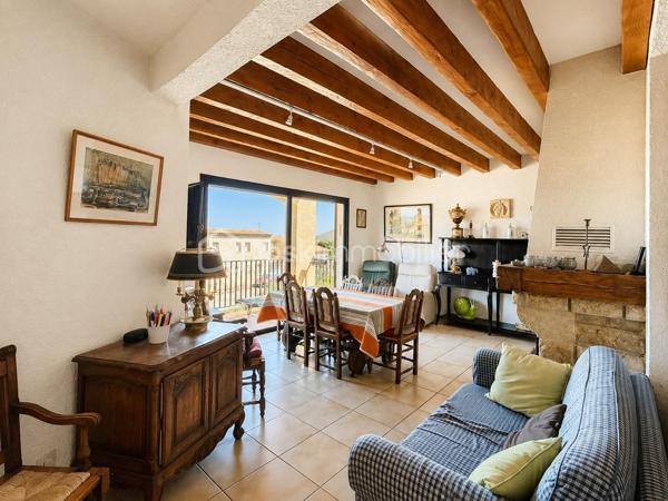 Sur les hauteurs de Frontignan, au pied du massif de la Gardiole, découvrez cette villa de type 5 développant environ 151 m² habitables, édifiée sur une parcelle de 426 m².
Grâce à son orientation Est/Sud-Est et à ses nombreuses terrasses, la maison bénéficie d’une belle luminosité et d’une vue panoramique exceptionnelle sur la mer et les étangs.
Le premier niveau se compose d’un hall d’entrée desservant espace de vie unique composé :
    • d’une salle à manger de 21 m² ouverte sur une terrasse de 10 m² ;
    • d’un salon de 13 m² donnant sur une terrasse de 20 m² ;
    • d’une cuisine de 17 m² avec accès à une troisième terrasse de 10 m² ;
    • d’une salle de bains de 6 m² ;
    • d’un WC indépendant.
Les trois pièces de vie principales (salon, salle à manger et cuisine), toutes prolongées par des espaces extérieurs (terrasses), composent un ensemble exceptionnel particulièrement agréable, lumineux et tourné vers le panorama.
À l’étage, vous trouverez :
    • un bureau de 20 m² ;
    • une bibliothèque de 12 m² ;
    • trois chambres de 9 m², 11 m² et 12 m² ;
    • une salle d’eau avec WC de 5 m² ;
    • un dégagement.
Le sous-sol offre de nombreuses possibilités grâce à un grand garage de 30 m² bénéficiant d’une hauteur sous plafond de 3,60 mètres, un second espace de rangement de 20 m², ainsi qu’un atelier, une buanderie et un espace de stockage supplémentaire aménagé autour de la roche naturelle du terrain.
Ce bien est équipé d’un insert et d’un système d’alarme.
Une villa aux volumes généreux, offrant de nombreux espaces annexes et une situation privilégiée entre le massif de la Gardiole, la mer et les étangs.
A visiter absolument !
