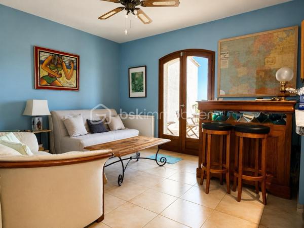 Sur les hauteurs de Frontignan, au pied du massif de la Gardiole, découvrez cette villa de type 5 développant environ 151 m² habitables, édifiée sur une parcelle de 426 m².
Grâce à son orientation Est/Sud-Est et à ses nombreuses terrasses, la maison bénéficie d’une belle luminosité et d’une vue panoramique exceptionnelle sur la mer et les étangs.
Le premier niveau se compose d’un hall d’entrée desservant espace de vie unique composé :
    • d’une salle à manger de 21 m² ouverte sur une terrasse de 10 m² ;
    • d’un salon de 13 m² donnant sur une terrasse de 20 m² ;
    • d’une cuisine de 17 m² avec accès à une troisième terrasse de 10 m² ;
    • d’une salle de bains de 6 m² ;
    • d’un WC indépendant.
Les trois pièces de vie principales (salon, salle à manger et cuisine), toutes prolongées par des espaces extérieurs (terrasses), composent un ensemble exceptionnel particulièrement agréable, lumineux et tourné vers le panorama.
À l’étage, vous trouverez :
    • un bureau de 20 m² ;
    • une bibliothèque de 12 m² ;
    • trois chambres de 9 m², 11 m² et 12 m² ;
    • une salle d’eau avec WC de 5 m² ;
    • un dégagement.
Le sous-sol offre de nombreuses possibilités grâce à un grand garage de 30 m² bénéficiant d’une hauteur sous plafond de 3,60 mètres, un second espace de rangement de 20 m², ainsi qu’un atelier, une buanderie et un espace de stockage supplémentaire aménagé autour de la roche naturelle du terrain.
Ce bien est équipé d’un insert et d’un système d’alarme.
Une villa aux volumes généreux, offrant de nombreux espaces annexes et une situation privilégiée entre le massif de la Gardiole, la mer et les étangs.
A visiter absolument !