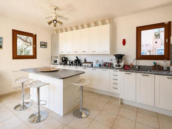 Sur les hauteurs de Frontignan, au pied du massif de la Gardiole, découvrez cette villa de type 5 développant environ 151 m² habitables, édifiée sur une parcelle de 426 m².
Grâce à son orientation Est/Sud-Est et à ses nombreuses terrasses, la maison bénéficie d’une belle luminosité et d’une vue panoramique exceptionnelle sur la mer et les étangs.
Le premier niveau se compose d’un hall d’entrée desservant espace de vie unique composé :
    • d’une salle à manger de 21 m² ouverte sur une terrasse de 10 m² ;
    • d’un salon de 13 m² donnant sur une terrasse de 20 m² ;
    • d’une cuisine de 17 m² avec accès à une troisième terrasse de 10 m² ;
    • d’une salle de bains de 6 m² ;
    • d’un WC indépendant.
Les trois pièces de vie principales (salon, salle à manger et cuisine), toutes prolongées par des espaces extérieurs (terrasses), composent un ensemble exceptionnel particulièrement agréable, lumineux et tourné vers le panorama.
À l’étage, vous trouverez :
    • un bureau de 20 m² ;
    • une bibliothèque de 12 m² ;
    • trois chambres de 9 m², 11 m² et 12 m² ;
    • une salle d’eau avec WC de 5 m² ;
    • un dégagement.
Le sous-sol offre de nombreuses possibilités grâce à un grand garage de 30 m² bénéficiant d’une hauteur sous plafond de 3,60 mètres, un second espace de rangement de 20 m², ainsi qu’un atelier, une buanderie et un espace de stockage supplémentaire aménagé autour de la roche naturelle du terrain.
Ce bien est équipé d’un insert et d’un système d’alarme.
Une villa aux volumes généreux, offrant de nombreux espaces annexes et une situation privilégiée entre le massif de la Gardiole, la mer et les étangs.
A visiter absolument !