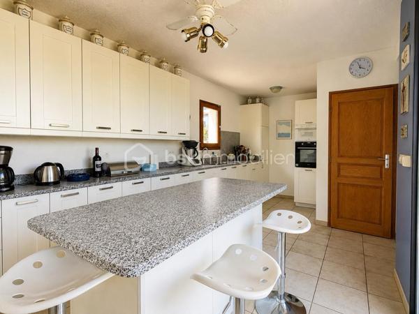 Sur les hauteurs de Frontignan, au pied du massif de la Gardiole, découvrez cette villa de type 5 développant environ 151 m² habitables, édifiée sur une parcelle de 426 m².
Grâce à son orientation Est/Sud-Est et à ses nombreuses terrasses, la maison bénéficie d’une belle luminosité et d’une vue panoramique exceptionnelle sur la mer et les étangs.
Le premier niveau se compose d’un hall d’entrée desservant espace de vie unique composé :
    • d’une salle à manger de 21 m² ouverte sur une terrasse de 10 m² ;
    • d’un salon de 13 m² donnant sur une terrasse de 20 m² ;
    • d’une cuisine de 17 m² avec accès à une troisième terrasse de 10 m² ;
    • d’une salle de bains de 6 m² ;
    • d’un WC indépendant.
Les trois pièces de vie principales (salon, salle à manger et cuisine), toutes prolongées par des espaces extérieurs (terrasses), composent un ensemble exceptionnel particulièrement agréable, lumineux et tourné vers le panorama.
À l’étage, vous trouverez :
    • un bureau de 20 m² ;
    • une bibliothèque de 12 m² ;
    • trois chambres de 9 m², 11 m² et 12 m² ;
    • une salle d’eau avec WC de 5 m² ;
    • un dégagement.
Le sous-sol offre de nombreuses possibilités grâce à un grand garage de 30 m² bénéficiant d’une hauteur sous plafond de 3,60 mètres, un second espace de rangement de 20 m², ainsi qu’un atelier, une buanderie et un espace de stockage supplémentaire aménagé autour de la roche naturelle du terrain.
Ce bien est équipé d’un insert et d’un système d’alarme.
Une villa aux volumes généreux, offrant de nombreux espaces annexes et une situation privilégiée entre le massif de la Gardiole, la mer et les étangs.
A visiter absolument !