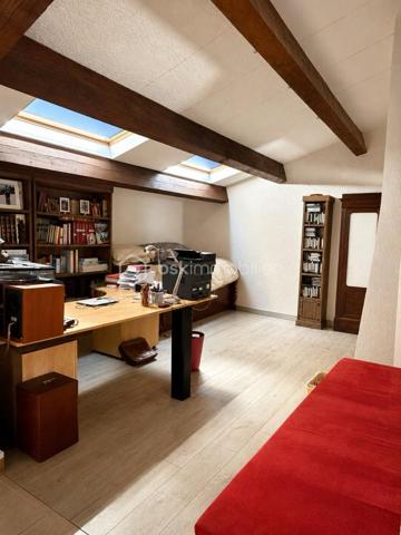 Sur les hauteurs de Frontignan, au pied du massif de la Gardiole, découvrez cette villa de type 5 développant environ 151 m² habitables, édifiée sur une parcelle de 426 m².
Grâce à son orientation Est/Sud-Est et à ses nombreuses terrasses, la maison bénéficie d’une belle luminosité et d’une vue panoramique exceptionnelle sur la mer et les étangs.
Le premier niveau se compose d’un hall d’entrée desservant espace de vie unique composé :
    • d’une salle à manger de 21 m² ouverte sur une terrasse de 10 m² ;
    • d’un salon de 13 m² donnant sur une terrasse de 20 m² ;
    • d’une cuisine de 17 m² avec accès à une troisième terrasse de 10 m² ;
    • d’une salle de bains de 6 m² ;
    • d’un WC indépendant.
Les trois pièces de vie principales (salon, salle à manger et cuisine), toutes prolongées par des espaces extérieurs (terrasses), composent un ensemble exceptionnel particulièrement agréable, lumineux et tourné vers le panorama.
À l’étage, vous trouverez :
    • un bureau de 20 m² ;
    • une bibliothèque de 12 m² ;
    • trois chambres de 9 m², 11 m² et 12 m² ;
    • une salle d’eau avec WC de 5 m² ;
    • un dégagement.
Le sous-sol offre de nombreuses possibilités grâce à un grand garage de 30 m² bénéficiant d’une hauteur sous plafond de 3,60 mètres, un second espace de rangement de 20 m², ainsi qu’un atelier, une buanderie et un espace de stockage supplémentaire aménagé autour de la roche naturelle du terrain.
Ce bien est équipé d’un insert et d’un système d’alarme.
Une villa aux volumes généreux, offrant de nombreux espaces annexes et une situation privilégiée entre le massif de la Gardiole, la mer et les étangs.
A visiter absolument !