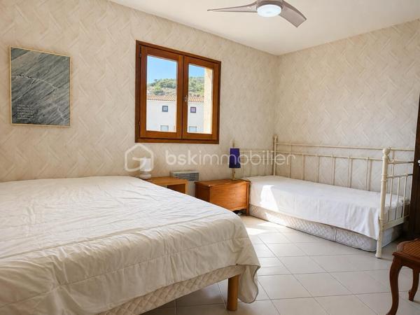 Sur les hauteurs de Frontignan, au pied du massif de la Gardiole, découvrez cette villa de type 5 développant environ 151 m² habitables, édifiée sur une parcelle de 426 m².
Grâce à son orientation Est/Sud-Est et à ses nombreuses terrasses, la maison bénéficie d’une belle luminosité et d’une vue panoramique exceptionnelle sur la mer et les étangs.
Le premier niveau se compose d’un hall d’entrée desservant espace de vie unique composé :
    • d’une salle à manger de 21 m² ouverte sur une terrasse de 10 m² ;
    • d’un salon de 13 m² donnant sur une terrasse de 20 m² ;
    • d’une cuisine de 17 m² avec accès à une troisième terrasse de 10 m² ;
    • d’une salle de bains de 6 m² ;
    • d’un WC indépendant.
Les trois pièces de vie principales (salon, salle à manger et cuisine), toutes prolongées par des espaces extérieurs (terrasses), composent un ensemble exceptionnel particulièrement agréable, lumineux et tourné vers le panorama.
À l’étage, vous trouverez :
    • un bureau de 20 m² ;
    • une bibliothèque de 12 m² ;
    • trois chambres de 9 m², 11 m² et 12 m² ;
    • une salle d’eau avec WC de 5 m² ;
    • un dégagement.
Le sous-sol offre de nombreuses possibilités grâce à un grand garage de 30 m² bénéficiant d’une hauteur sous plafond de 3,60 mètres, un second espace de rangement de 20 m², ainsi qu’un atelier, une buanderie et un espace de stockage supplémentaire aménagé autour de la roche naturelle du terrain.
Ce bien est équipé d’un insert et d’un système d’alarme.
Une villa aux volumes généreux, offrant de nombreux espaces annexes et une situation privilégiée entre le massif de la Gardiole, la mer et les étangs.
A visiter absolument !