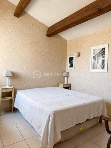 Sur les hauteurs de Frontignan, au pied du massif de la Gardiole, découvrez cette villa de type 5 développant environ 151 m² habitables, édifiée sur une parcelle de 426 m².
Grâce à son orientation Est/Sud-Est et à ses nombreuses terrasses, la maison bénéficie d’une belle luminosité et d’une vue panoramique exceptionnelle sur la mer et les étangs.
Le premier niveau se compose d’un hall d’entrée desservant espace de vie unique composé :
    • d’une salle à manger de 21 m² ouverte sur une terrasse de 10 m² ;
    • d’un salon de 13 m² donnant sur une terrasse de 20 m² ;
    • d’une cuisine de 17 m² avec accès à une troisième terrasse de 10 m² ;
    • d’une salle de bains de 6 m² ;
    • d’un WC indépendant.
Les trois pièces de vie principales (salon, salle à manger et cuisine), toutes prolongées par des espaces extérieurs (terrasses), composent un ensemble exceptionnel particulièrement agréable, lumineux et tourné vers le panorama.
À l’étage, vous trouverez :
    • un bureau de 20 m² ;
    • une bibliothèque de 12 m² ;
    • trois chambres de 9 m², 11 m² et 12 m² ;
    • une salle d’eau avec WC de 5 m² ;
    • un dégagement.
Le sous-sol offre de nombreuses possibilités grâce à un grand garage de 30 m² bénéficiant d’une hauteur sous plafond de 3,60 mètres, un second espace de rangement de 20 m², ainsi qu’un atelier, une buanderie et un espace de stockage supplémentaire aménagé autour de la roche naturelle du terrain.
Ce bien est équipé d’un insert et d’un système d’alarme.
Une villa aux volumes généreux, offrant de nombreux espaces annexes et une situation privilégiée entre le massif de la Gardiole, la mer et les étangs.
A visiter absolument !