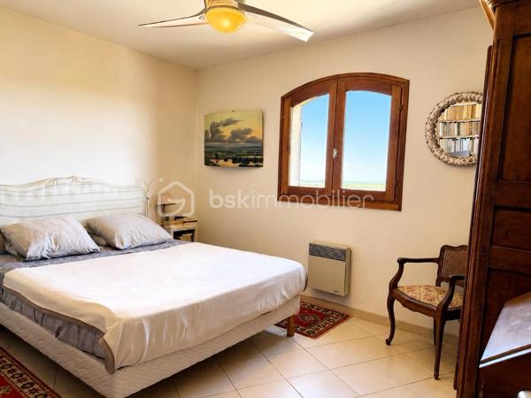 Sur les hauteurs de Frontignan, au pied du massif de la Gardiole, découvrez cette villa de type 5 développant environ 151 m² habitables, édifiée sur une parcelle de 426 m².
Grâce à son orientation Est/Sud-Est et à ses nombreuses terrasses, la maison bénéficie d’une belle luminosité et d’une vue panoramique exceptionnelle sur la mer et les étangs.
Le premier niveau se compose d’un hall d’entrée desservant espace de vie unique composé :
    • d’une salle à manger de 21 m² ouverte sur une terrasse de 10 m² ;
    • d’un salon de 13 m² donnant sur une terrasse de 20 m² ;
    • d’une cuisine de 17 m² avec accès à une troisième terrasse de 10 m² ;
    • d’une salle de bains de 6 m² ;
    • d’un WC indépendant.
Les trois pièces de vie principales (salon, salle à manger et cuisine), toutes prolongées par des espaces extérieurs (terrasses), composent un ensemble exceptionnel particulièrement agréable, lumineux et tourné vers le panorama.
À l’étage, vous trouverez :
    • un bureau de 20 m² ;
    • une bibliothèque de 12 m² ;
    • trois chambres de 9 m², 11 m² et 12 m² ;
    • une salle d’eau avec WC de 5 m² ;
    • un dégagement.
Le sous-sol offre de nombreuses possibilités grâce à un grand garage de 30 m² bénéficiant d’une hauteur sous plafond de 3,60 mètres, un second espace de rangement de 20 m², ainsi qu’un atelier, une buanderie et un espace de stockage supplémentaire aménagé autour de la roche naturelle du terrain.
Ce bien est équipé d’un insert et d’un système d’alarme.
Une villa aux volumes généreux, offrant de nombreux espaces annexes et une situation privilégiée entre le massif de la Gardiole, la mer et les étangs.
A visiter absolument !