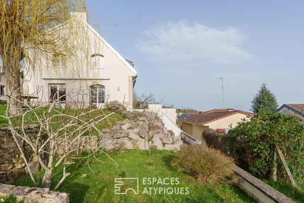 Maison sur les hauteurs et sa terrasse avec vue contemplative