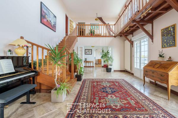 Maison sur les hauteurs et sa terrasse avec vue contemplative