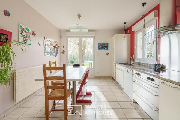 Maison sur les hauteurs et sa terrasse avec vue contemplative