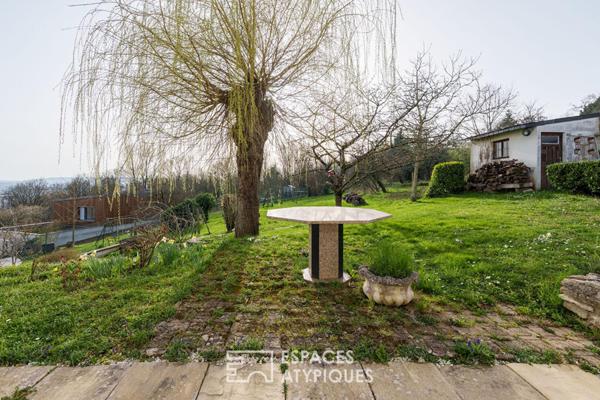 Maison sur les hauteurs et sa terrasse avec vue contemplative