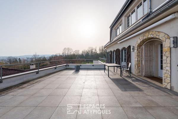 Maison sur les hauteurs et sa terrasse avec vue contemplative
